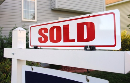 A real estate sign symbolizing a home soldの写真素材