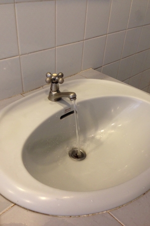 Turn off tap properly. Do not waste waterの素材