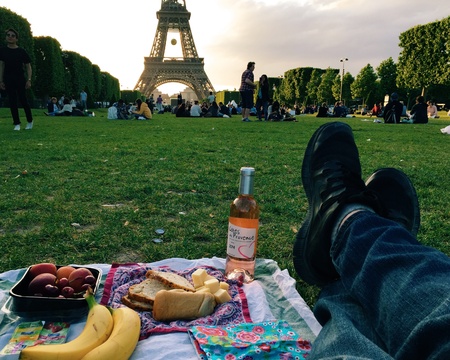 When in Paris during summer, relax by the Eiffel tower and join hundreds of pic nickels enjoying the sun and daylight.の素材