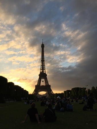 Picnickers enjoying sunset at the Eiffel towerの素材
