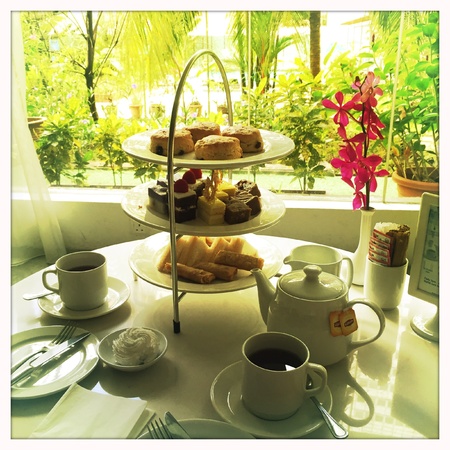 Spend quality time with your loved ones over simple English afternoon tea and be rewarded with rekindled love.の素材
