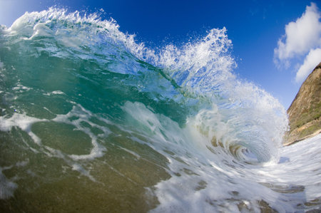 giant breaking wave in hawaii