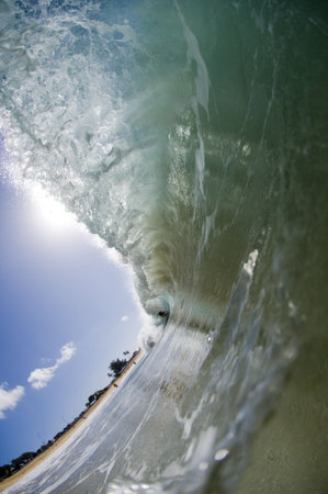 giant breaking wave in hawaii