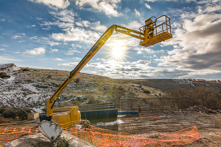 Lifting platform in the construction of a bridge. Construction phase of the pillars