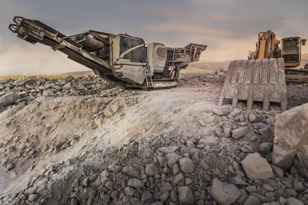 Quarry aggregate with heavy duty machinery.の素材 [FY310145259152]