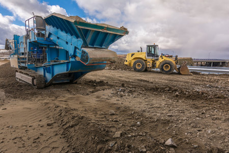 Mechanical conveyor belt to pulverize rock and stone and generate gravel