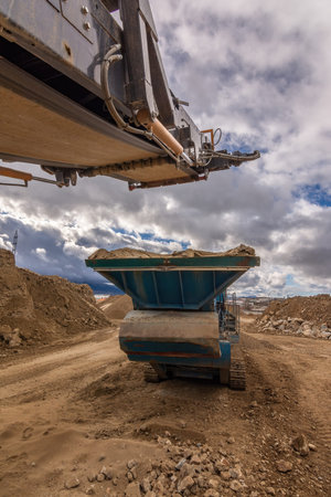 Mechanical conveyor belt to pulverize rock and stone and generate gravel
