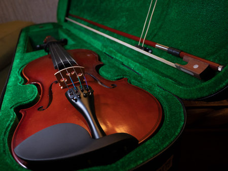 Red wooden violin in boxの写真素材