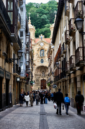 Calle Mayor (Main Street) and BaÃ­slica Santa MarÃ­a del Coro in the background, Donostia, San Sebastian, Guipuzcoa, Basque Country, Euskadi, Euskal Herria, Spain, Europeのeditorial素材