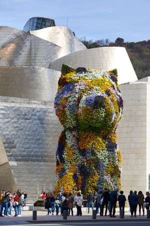 The tourist people in front of the Puppy by Jeff Koons and the Guggenheim Museum, Bilbao, Bizkaia, Biscay, Basque Country, Euskadi, Euskal Herria, Spain, Europe.のeditorial素材