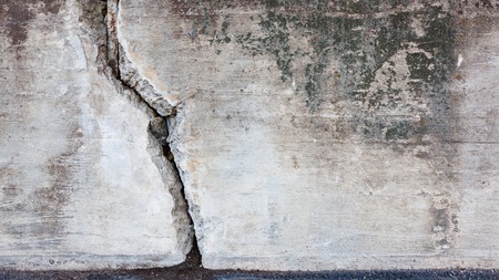 Big crack in concrete wallの写真素材
