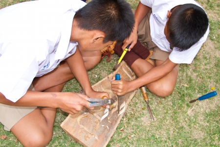 Thai student carving wood with careのeditorial素材