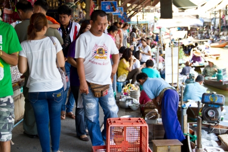 RATCHABURI, THAILAND - MAY 2  Locals travel on rowing boats, selling products at Damnoen Saduak Floating Market on May 2, 2013 in Ratchburi, Thailand  The market is one of tourist spots in Thailandのeditorial素材