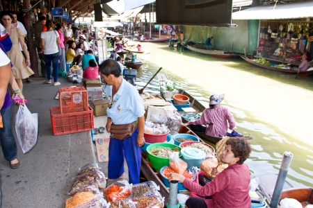 RATCHABURI, THAILAND - MAY 2  Locals travel on rowing boats, selling products at Damnoen Saduak Floating Market on May 2, 2013 in Ratchburi, Thailand  The market is one of tourist spots in Thailandのeditorial素材