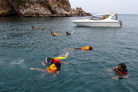 Tourist with Snorkelingのeditorial素材