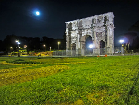 Arch of Constantine at night in  Rome, Italyの写真素材