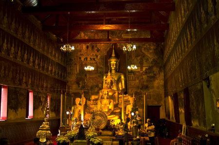 golden buddha statues in one of the temples of the Wat Mahathatの写真素材