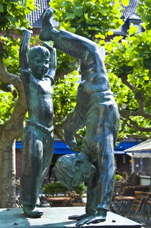 view of the statues of the Radschlaegerbrunnen in Duesseldorfのeditorial素材