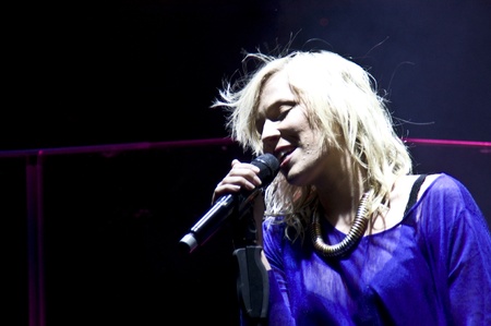 Foto de HALLE, GERMANY - AUGUST 27: Natasha Bedingfield performs at the 75th Laternenfest on August 27, 2011 in Halle, Germany. - Imagen libre de derechos