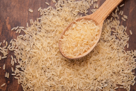 uncooked brown rice with spoon and woody の写真素材