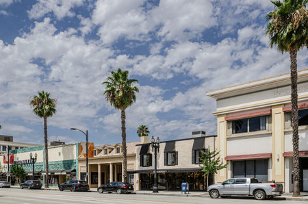 Pasadena, California, USA, September 9, 2025 Sunny California city street with palm trees, traffic, shops and pedestrians in popular urban travel destination.のeditorial素材