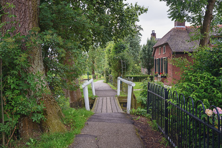 Little white bridge over a canal in the Dutch village of Giethoorn.のeditorial素材