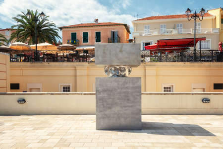 Saint-Jean-Cap-Ferrat, France, September 4, 2018:  Silver head between two blocks in the city garden located next to the French port of Saint-Jean Cap-Ferratのeditorial素材