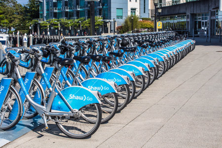 Vancouver, BC Canada - Septembre 2, 2020: A row of bicycles at Mobi bike-share station.のeditorial素材