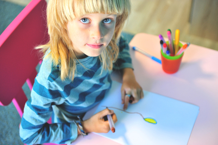Portait of a kid drawing at homeの写真素材