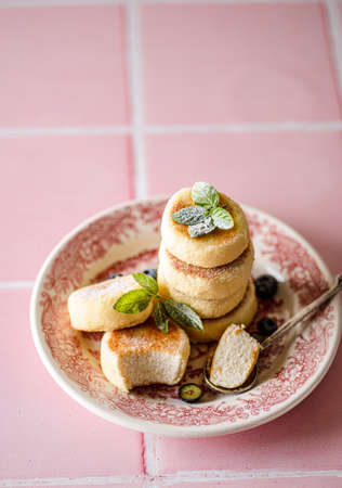cheesecakes with powdered sugar on a pink background. high quality photoの写真素材