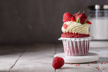red velvet cupcake with raspberries and creamの写真素材