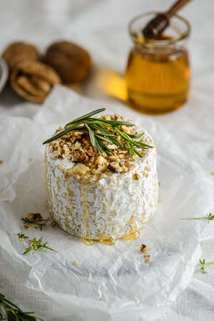 baked brie cheese camembert. step by step recipe. high quality photoの写真素材