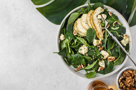 salad with spinach and pearの写真素材