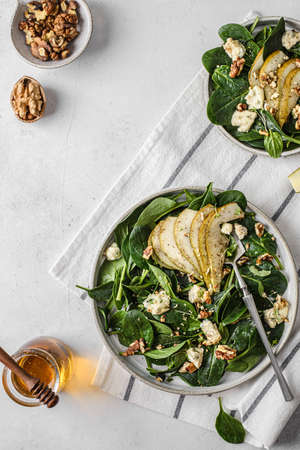 salad with spinach and pearの写真素材