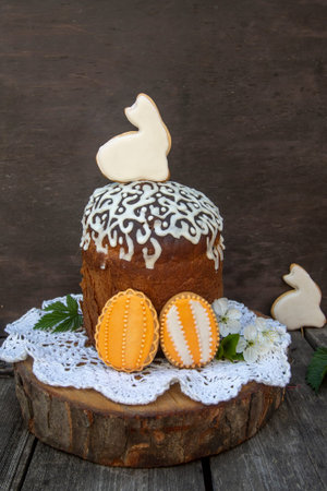 Easter cake with gingerbread bunnyの写真素材