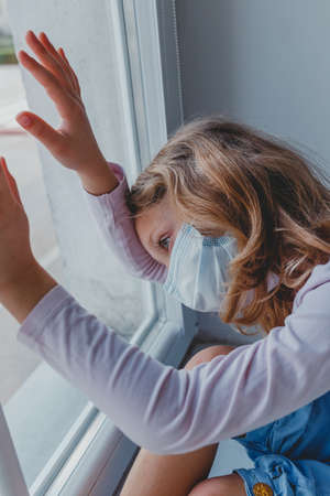 alert bed blond child closed coronavirus coronovirus covid19 disease epidemic european face girl home hospital icons kid lockdown look mask medical one pandemic patient pneumonia portの写真素材