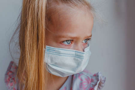 alert bed blond child closed corona coronavirus coronovirus covid19 disease epidemic european face girl home hospital icons kid lockdown look mask medical one pandemic patient pneumonia portの写真素材