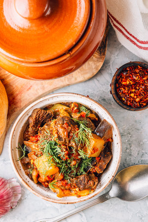 Chanahi: Traditional Eastern Dish in a Clay Potの写真素材