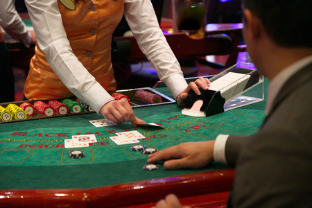 Dealer puts down a card on blackjack tableの写真素材