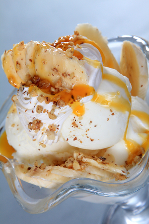 banana ice creamnd with nuts and whipped creamの写真素材
