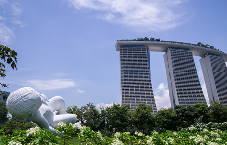 Singapore, Singapore on October 2, 2016: Marina Bay Sands Hotel from Gardens by the bay with ceramic statueのeditorial素材