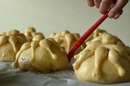 Person preparing traditional pan de muertoの写真素材