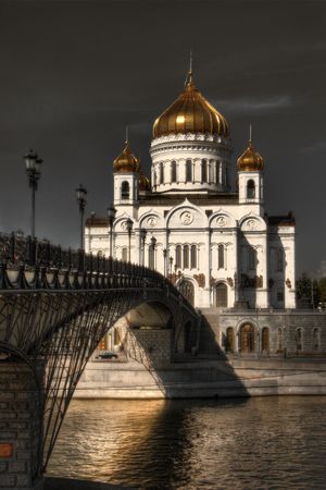 The temple of Jesus Christ on dark sky with bridge. Moscow. Russian Federationの写真素材