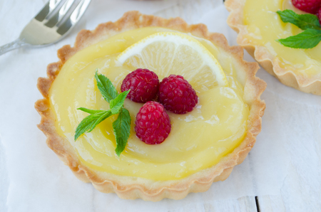 Lemon curd tartletの写真素材