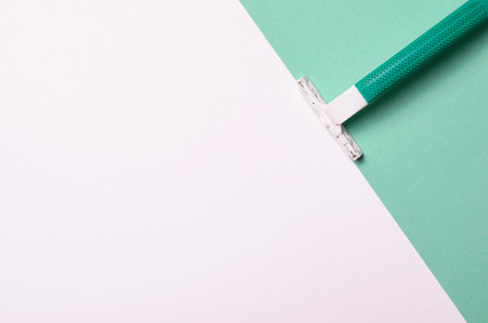 Razor on Green and White Background, Minimal Style Concept, Top View, Flat Layの写真素材