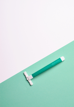 Razor on Green and White Background, Minimal Style Concept, Top View, Flat Layの写真素材