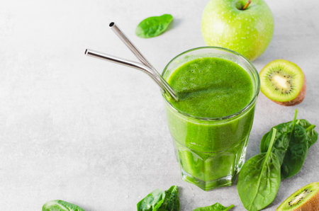 Green Smoothie, Refreshing Spinach, Kiwi, Apple Drink, Healthy Food, Detox, Vegan or Vegetarian Diet Food Concept, Bright Backgroundの写真素材