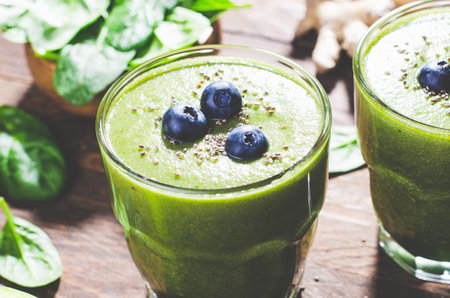 Green Smoothie, Refreshing Spinach, Kiwi, Apple, Banana Drink, Healthy Food, Detox, Vegan or Vegetarian Diet Food Concept, Bright Backgroundの写真素材