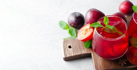 Berry Lemonade, Refreshing Drink, Cocktail, Iced Tea, Tasty Cold Summer Drink on Bright Backgroundの素材 [FY310208401159]