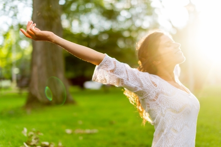 Beauty portrait of an attractive multi-ethnic girl enjoying the warmth of a summer sunset. Sun Flare serieの写真素材